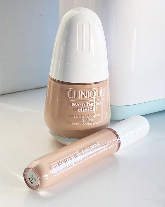 Combinação Perfeita. A combinação perfeita com o novo corretivo. Na imagem: base even better e um corretivo even better deitado.